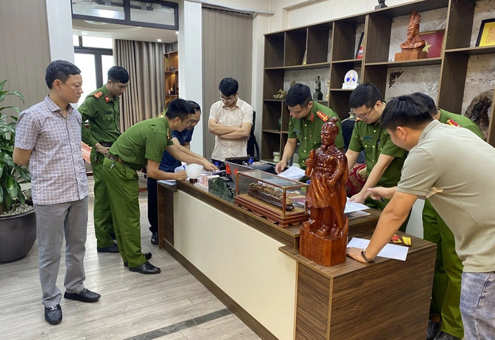  Giả danh cán bộ nhà nước để lừa đảo gần 10 tỷ đồng: Mạc Đăng Thanh (SN 1992, trú tại xã Xuân Hương, huyện Lạng Giang, tỉnh Bắc Giang) đã giả danh cán bộ thuộc một Tổng cục của Bộ Quốc phòng và Thanh tra Bộ Quốc phòng rồi được chuyển sang làm Phó Vụ trưởng Ban Nội chính Trung ương; đồng thời cũng giả danh là Phó Giám đốc Công ty TNHH TM&amp;DV Huy Hoàng (có trụ sở tại TP. Nha Trang, tỉnh Khánh Hòa) để lừa đảo chiếm đoạt gần 10 tỷ đồng của một số công ty, cá nhân dưới hình thức "chạy xin việc", "chạy dự án", "chạy án"... Tháng 8/2023, Thanh bị Công an Bắc Giang bắt, khám xét nơi làm việc. 