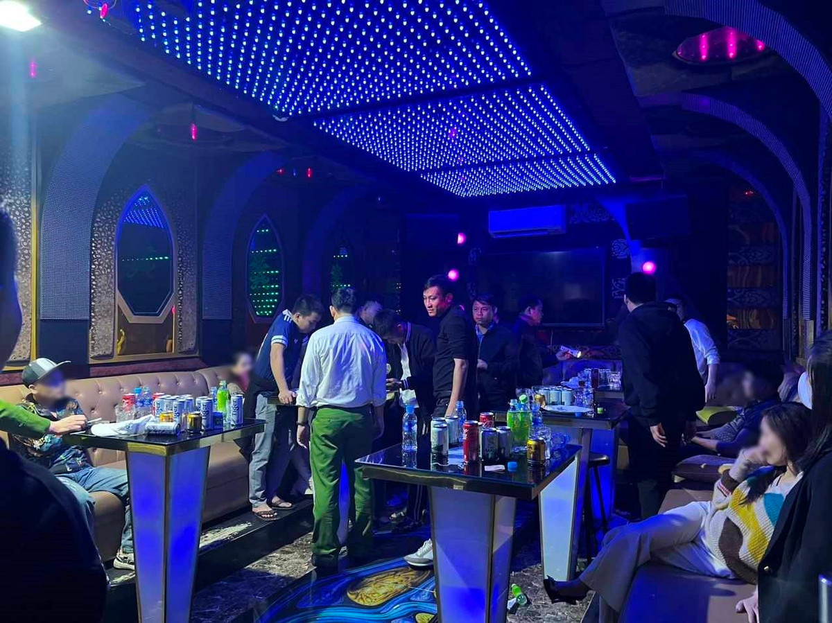 Ha Tinh: Mo “tiec” ma tuy trong phong hat karaoke, 4 doi tuong bi khoi to