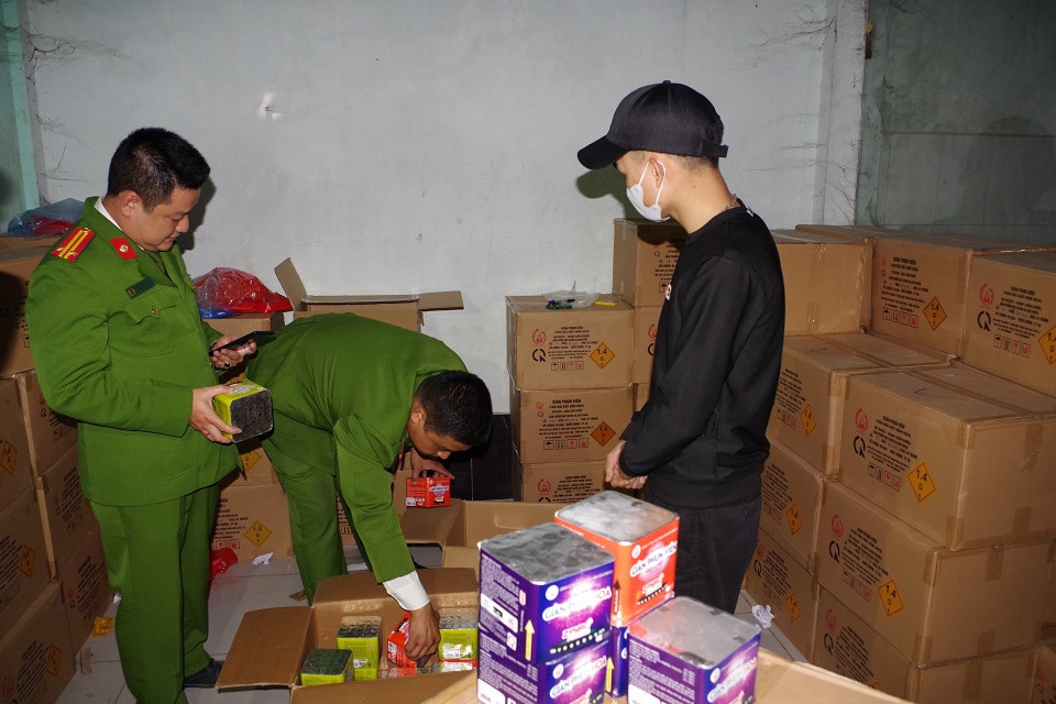 Hà Nam: Phát hiện cơ sở kinh doanh pháo hoa trái phép số lượng lớn Ha Nam: Phat hien co so kinh doanh phao hoa trai phep so luong lon