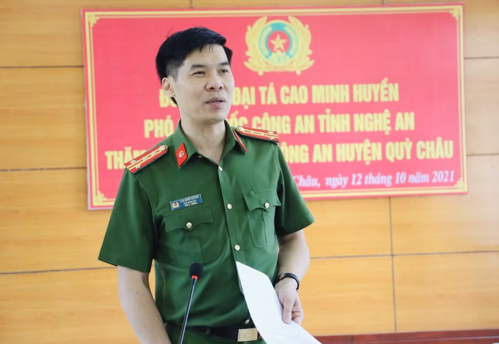 Đại tá Cao Minh Huyền (49 tuổi, quê ở thành phố Hưng Yên, tỉnh Hưng Yên) từng giữ chức vụ trưởng phòng - Cục Cảnh sát kinh tế, Bộ Công an. Tháng 5/2020, ông được bộ trưởng Bộ Công an điều động, bổ nhiệm chức vụ phó giám đốc Công an tỉnh Nghệ An.