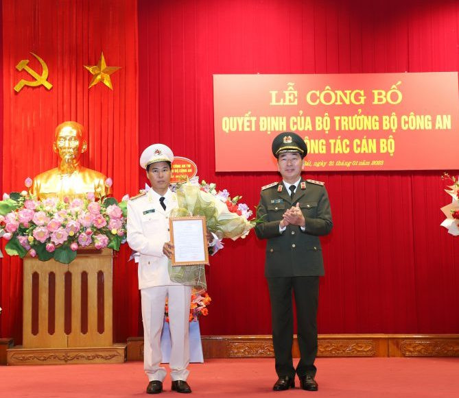 Sáng 30/1, tại trụ sở Công an tỉnh Bạc Liêu đã diễn ra lễ công bố quyết định của Bộ trưởng Bộ Công an về công tác cán bộ. Theo đó, Bộ Công an điều động Đại tá Lê Việt Thắng (51 tuổi, quê quán Hưng Yên), Giám đốc Công an tỉnh Bạc Liêu, đến nhận công tác và giữ chức Giám đốc Công an tỉnh Yên Bái từ ngày 1/2.