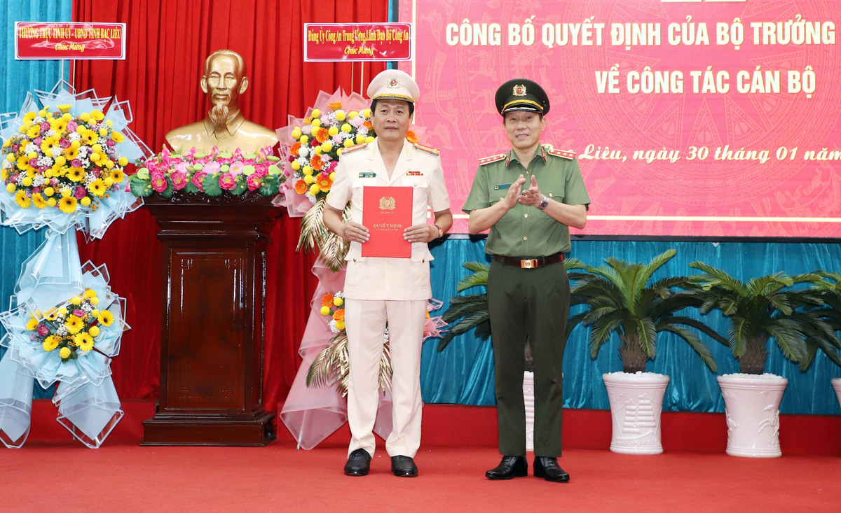 Đồng thời Bộ Công an điều động, bổ nhiệm Đại tá Hồ Việt Triều (50 tuổi, quê quán tỉnh Bến Tre), Phó Giám đốc Công an tỉnh Cà Mau, đến nhận công tác và giữ chức vụ Giám đốc Công an tỉnh Bạc Liêu từ ngày 1/2.