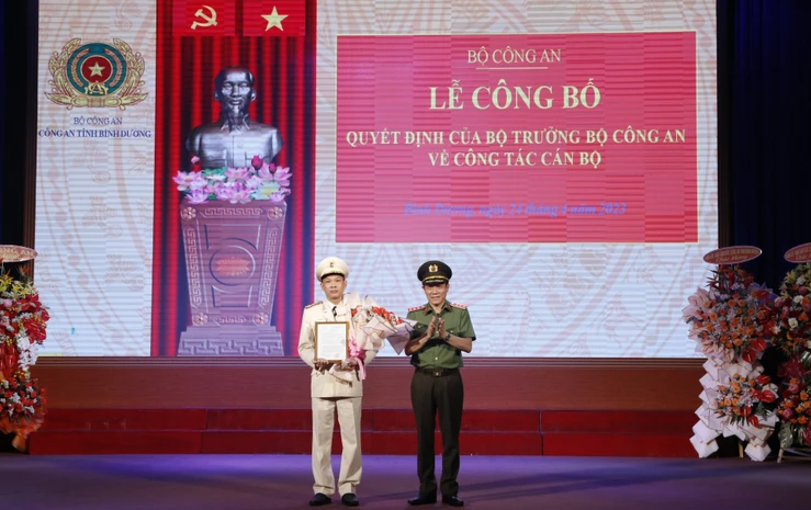 Ngày 24/4, tại Công an tỉnh Bình Dương đã diễn ra Lễ công bố quyết định của Bộ trưởng Bộ Công an về việc điều động, bổ nhiệm Giám đốc Công an tỉnh Bình Dương. Tại buổi lễ, Thượng tướng Lương Tam Quang, Thứ trưởng Bộ Công an đã trao quyết định của Bộ trưởng Bộ Công an điều động, bổ nhiệm Đại tá Tạ Văn Đẹp - Phó Giám đốc Công an tỉnh Tây Ninh đến nhận công tác và giữ chức vụ Giám đốc Công an tỉnh Bình Dương, kể từ ngày 1/5/2023. 