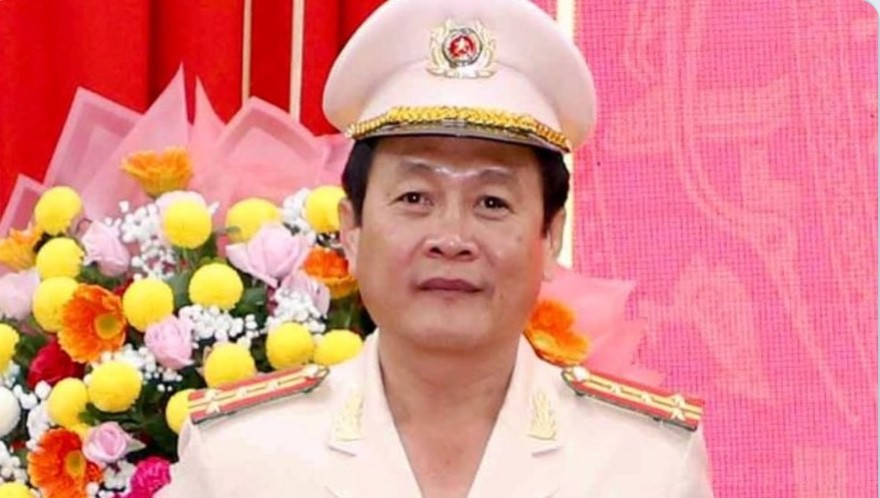 Đại tá Hồ Việt Triều xuất thân trong gia đình binh nghiệp, có cha là Thiếu tướng Hồ Việt Lắm - Anh hùng lực lượng vũ trang, nguyên cục trưởng Cục An ninh Tây Nam Bộ, nguyên giám đốc Công an tỉnh Cà Mau. Đại tá Triều trưởng thành trong lực lượng Công an Cà Mau, từng đảm nhiệm các chức vụ: trưởng Công an huyện Ngọc Hiển, trưởng Công an thành phố Cà Mau, Phó Giám đốc Công an tỉnh Cà Mau.