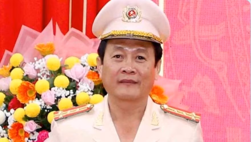 Đại tá Hồ Việt Triều xuất thân trong gia đình binh nghiệp, có cha là Thiếu tướng Hồ Việt Lắm - Anh hùng lực lượng vũ trang, nguyên cục trưởng Cục An ninh Tây Nam Bộ, nguyên giám đốc Công an tỉnh Cà Mau. Đại tá Triều trưởng thành trong lực lượng Công an Cà Mau, từng đảm nhiệm các chức vụ: trưởng Công an huyện Ngọc Hiển, trưởng Công an thành phố Cà Mau, Phó Giám đốc Công an tỉnh Cà Mau.