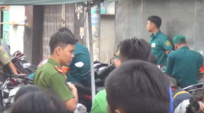 Công an còn trích xuất hành loạt camera gần khu vực căn nhà, ghi nhận rất nhiều lời khai người dân và thu thập nhiều thông tin quan trọng. Từ đó làm cơ sở khoanh vùng, xác định nghi phạm. Lần lượt những người tình nghi bị loại dần, công an tập trung nhóm người làm công cho gia đình ông Chinh. Kết quả có 3 người thợ (quê Thanh Hóa) đã về quê ăn Tết trước thời điểm gia đình ông Chinh bị sát hại. Còn lại một người thợ tên Tình, ở lại căn nhà làm việc đến ngày 12/2. Đối chiếu dấu vân tay, mẫu máu, ADN tại hiện trường, công an xác định người thợ tên Tình là nghi phạm số một của vụ án.