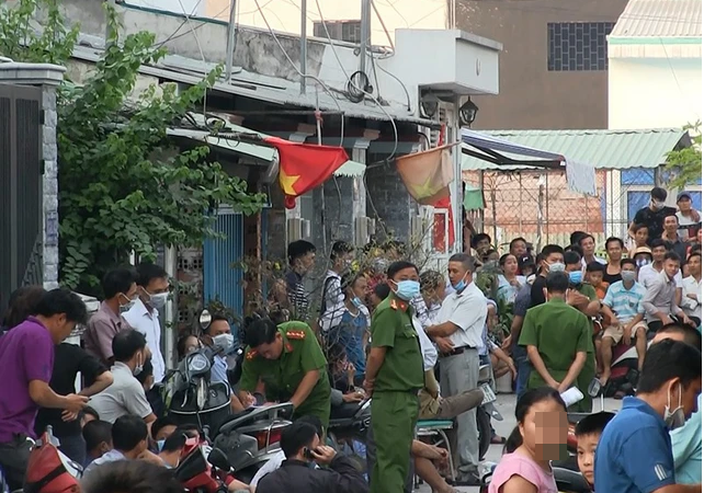Căn nhà một trệt một gác gỗ, vừa ở vừa kết hợp làm xưởng cơ khí, gia công máng xối inox. Do căn nhà nuôi chó bécgiê nên sau khi vô hiệu hóa chó bécgiê, lực lượng chức năng tiếp tục phát hiện thêm 4 tử thi tại ba phòng trên gác: ông Mai Xuân Chinh (46 tuổi, chồng bà Hồng) và 3 người con Mai Xuân Triệu (nam, 13 tuổi) cháu Mai Huyền Diệu (nữ, 11 tuổi) và cháu Mai Huyền Diệp (nữ, 6 tuổi). Tất cả nạn nhân đều bị sát hại bằng hai loại hung khí sắc bén có kích thước khác nhau. Thu giữ tại hiện trường hai con dao (một con dao Thái Lan và một con dao cán nhựa dài khoảng 30cm) có dính máu khớp với đặc điểm hung khí gây án. 
