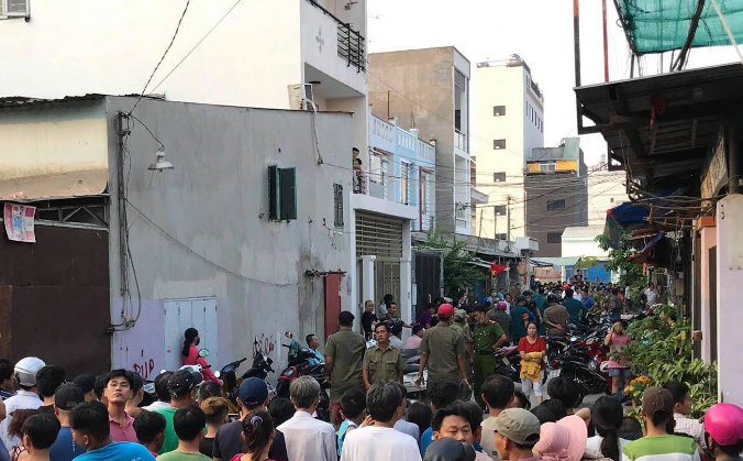 Từ lời khai của hàng xóm và biện pháp nghiệp vụ, công an phát hiện một số tài sản của vợ chồng ông Chinh bị mất, trong đó có xe máy Wave RS. Kết quả khám nghiệm hiện trường, công an nhận định, hung thủ sát hại là người quen với gia đình nạn nhân. Bởi khi xảy ra vụ việc, chó bécgiê không phản ứng với hung thủ gây án. Có người gặp ông Chinh lái xe tải đến gửi tại bãi xe gần nhà lúc 18h30 ngày 12/2. Công an phân tích, các nạn nhân bị giết trên 48h (khoảng thời gian tối ngày 12/2 đến rạng sáng 13/2). (Ảnh Dân Trí)