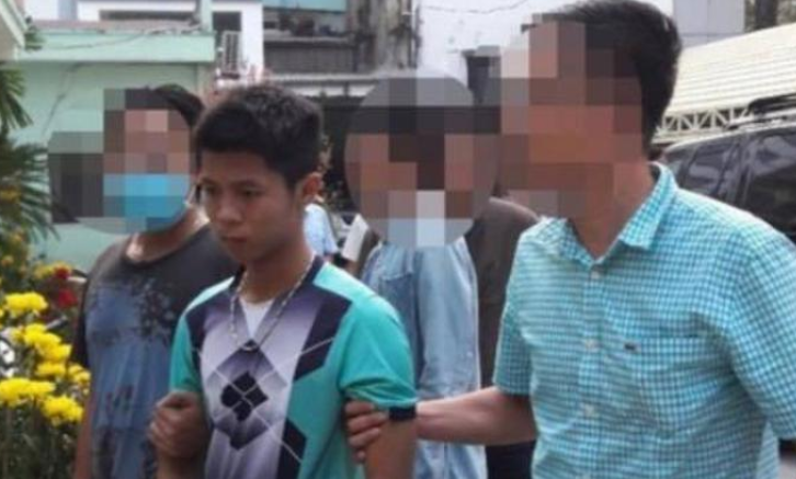 Đến trưa 16/2 (mùng 1 tết), một tổ công tác phát hiện Tình đang ở tại một địa điểm thuộc huyện Cần Giuộc (tỉnh Long An). Trên tay Tình bị thương tích như phân tích trước đó, bên cạnh có xe máy Wave RS của vợ chồng ông Chinh. Ngay lập tức, trinh sát tiếp cận, bắt gọn không cho Tình có cơ hội phản ứng hay chống trả. Nguyễn Hữu Tình khai, được anh Mai Xuân Chinh nhận làm công nhân tại xưởng sản xuất máng xối inox cho gia đình với mức lương 4,5 triệu đồng/tháng, được bao ăn ở tại nhà chủ ở quận Bình Tân (TP HCM).