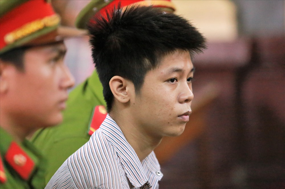 Sát hại 5 người xong, Tình mở tủ lạnh lấy nước uống, lấy dao gọt trái cây ăn. Biết trong két sắt nhà nạn nhân có nhiều tiền và tài sản có giá trị, Tình kéo két sắt đến chỗ anh Chinh nằm, định buộc anh Chinh mở kết, tuy nhiên do anh Chinh đã chết, Tình không mở được két. Tình lục soát cướp tài sản trong nhà, lấy 3 điện thoại di động, 1 bộ nữ trang, 1 laptop, 1 xe máy và 150 ngàn đồng. Tổng tài sản 18,5 triệu đồng. Gây án xong, Tình tẩu thoát khỏi hiện trường và bị công an bắt giữ khi đang ăn nhậu chúc Tết bạn tại Long An. Ngày 9/7/2018, TAND TP HCM đã tuyên án tử hình đối với Nguyễn Hữu Tình.