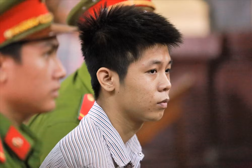 Sát hại 5 người xong, Tình mở tủ lạnh lấy nước uống, lấy dao gọt trái cây ăn. Biết trong két sắt nhà nạn nhân có nhiều tiền và tài sản có giá trị, Tình kéo két sắt đến chỗ anh Chinh nằm, định buộc anh Chinh mở kết, tuy nhiên do anh Chinh đã chết, Tình không mở được két. Tình lục soát cướp tài sản trong nhà, lấy 3 điện thoại di động, 1 bộ nữ trang, 1 laptop, 1 xe máy và 150 ngàn đồng. Tổng tài sản 18,5 triệu đồng. Gây án xong, Tình tẩu thoát khỏi hiện trường và bị công an bắt giữ khi đang ăn nhậu chúc Tết bạn tại Long An. Ngày 9/7/2018, TAND TP HCM đã tuyên án tử hình đối với Nguyễn Hữu Tình.