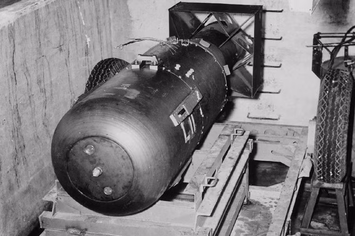 Quả bom hạt nhân đầu tiên dùng trong chiến tranh trên thế giới, có biệt danh “Little Boy”, được chuẩn bị sẵn để đưa lên máy bay Mỹ và ném xuống nước Nhật vào tháng 8/1945.