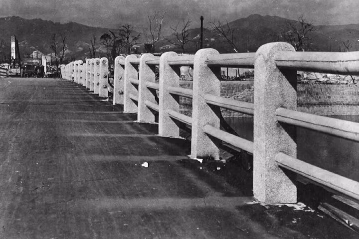 Nhiệt từ vụ nổ bom hạt nhân trên bầu trời Hiroshima đã thiêu nóng bề mặt cây cầu bắc của sông Ota ở vị trí cách tâm nổ khoảng 800m.