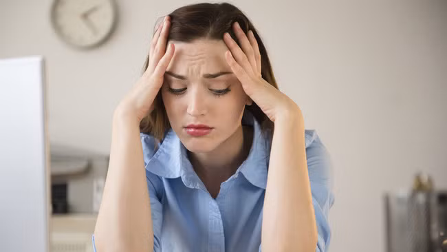 Vua nghe nha gai yeu cau le lat trong ngay cuoi, bo chong tuong lai lien dap tay xuong ban