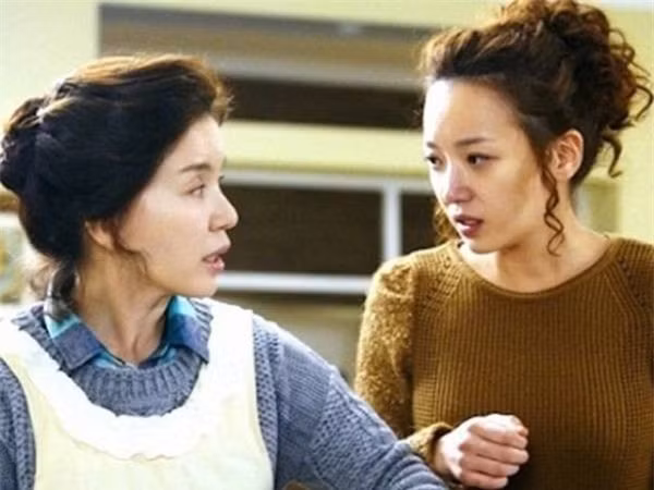 Nhiều lúc cũng tủi thân vì mẹ chồng nhiều khi đối xử với con cháu như người xa lạ. (ảnh minh họa- Giáo dục và Thời đại)