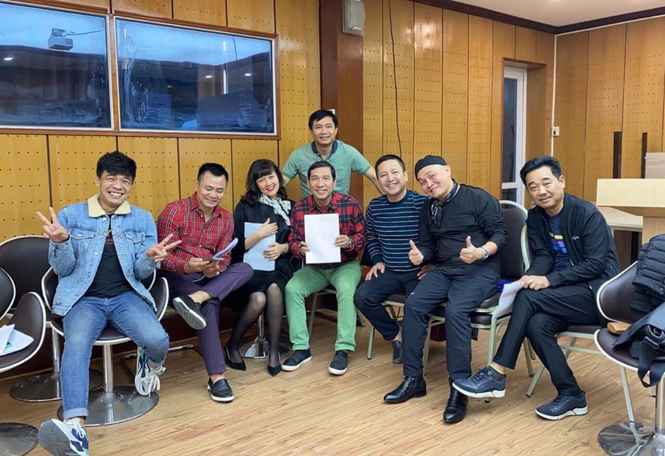 Theo vị đạo diễn gắn bó nhiều năm với "Táo quân" chia sẻ trong "VTV kết nối" rằng, năm nay, ê-kíp vẫn gửi đến khán giả chương trình "Gặp nhau cuối năm" với một format mới. "Màu sắc chủ đạo của chương trình vẫn là hài kịch, nội dung vẫn là những vấn đề, những câu chuyện của xã hội trong năm qua nhưng sẽ có màu sắc mới, quy tụ những gương mặt diễn viên hài được yêu thích trong Táo quân cũng như các gương mặt mới để tạo nên sự hấp dẫn, sinh động", đạo diễn Đỗ Thanh Hải cho hay.