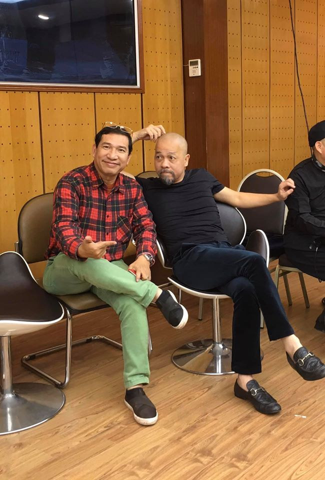 "Phù thủy trang phục" Đức Hùng tạo dáng nhí nhảnh cùng các nghệ sĩ trong hậu trường tập chương trình mới thay thế cho "Táo quân" càng khiến người hâm mộ thêm tò mò về chương trình này.