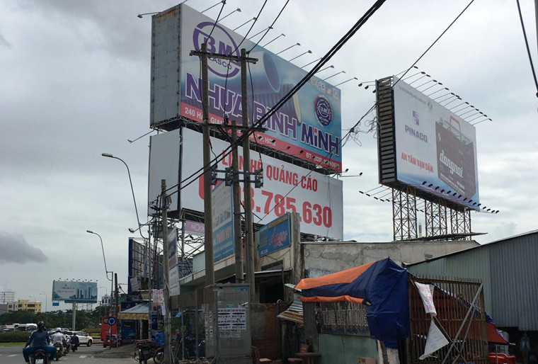 Vụ tai nạn nghiêm trọng chết người do biển quảng cáo đổ sập đã khiến nhiều người dân sống ở cửa ngõ TP HCM, từ các tỉnh miền Tây ra vào TP HCM vô cùng bất an lo lắng, nhất là thời điểm này đang giữa mùa mưa bão. Theo ghi nhận của PV Kiến Thức, tại vòng xoay An Lạc, trên QL1A quận Bình Tân dày đặc biển quảng cáo "khủng" mọc giữa KDC phía dưới có rất nhiều người sinh sống và phương tiện tấp nập qua lại. 