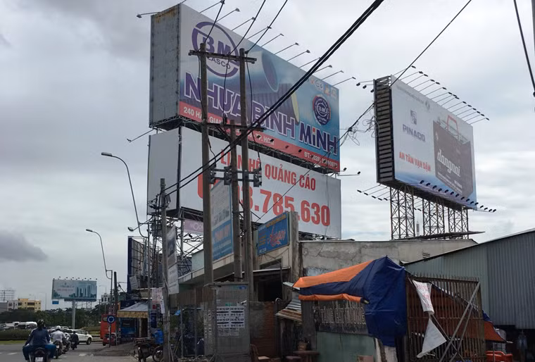 Vụ tai nạn nghiêm trọng chết người do biển quảng cáo đổ sập đã khiến nhiều người dân sống ở cửa ngõ TP HCM, từ các tỉnh miền Tây ra vào TP HCM vô cùng bất an lo lắng, nhất là thời điểm này đang giữa mùa mưa bão. Theo ghi nhận của PV Kiến Thức, tại vòng xoay An Lạc, trên QL1A quận Bình Tân dày đặc biển quảng cáo "khủng" mọc giữa KDC phía dưới có rất nhiều người sinh sống và phương tiện tấp nập qua lại. 