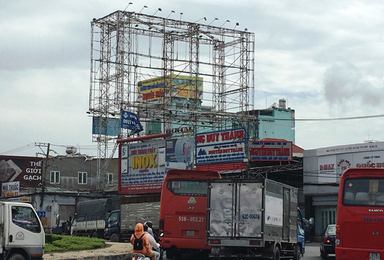 "Dù nguyên nhân sự cố sập biển quảng cáo gây chết người ở phường Bình Trị Đông A chưa có kết luận chính thức, tuy nhiên sau vụ việc, người dân chúng tôi rất bất an, lo lắng, không biết thảm họa ập đến với mọi người bất cứ lúc nào", một người dân sống dưới "rừng" biển quảng cáo trên QL1A, đoạn qua phường Tân Tạo, quận Bình Tân bày tỏ.