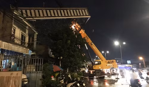 Cuu ho dam duoi mua dem thao do bien quang cao sap gay chet nguoi-Hinh-2