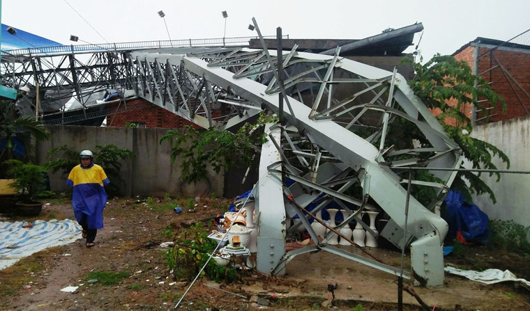 Theo lãnh đạo UBND quận Bình Tân, biển quảng cáo nói trên thuộc Công ty quảng cáo Ánh Sao Đêm. Hiện nhà chức trách đang làm rõ nguyên nhân cũng như trách nhiệm của các đơn vị có liên quan. 