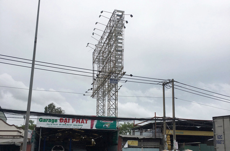 "Trong cơn mưa giông ngày hôm qua đã xảy ra tai nạn biển quảng cáo ngã đổ, đè chết người, chúng tôi quá hoang mang, lo sợ không biết các biển quảng cáo ngay khu vực mình ở đổ sập lúc nào?. Suốt đêm qua hầu như những hộ dân sống dưới "tử thần" biển quảng cáo đều không giám ngủ khi ngoài trời mưa giông gió mạnh", một hộ dân sống dưới khung sắt biển quảng cáo trên QL1A, đoạn qua thị trấn Tân Túc, huyện Bình Chánh, chia sẻ. 