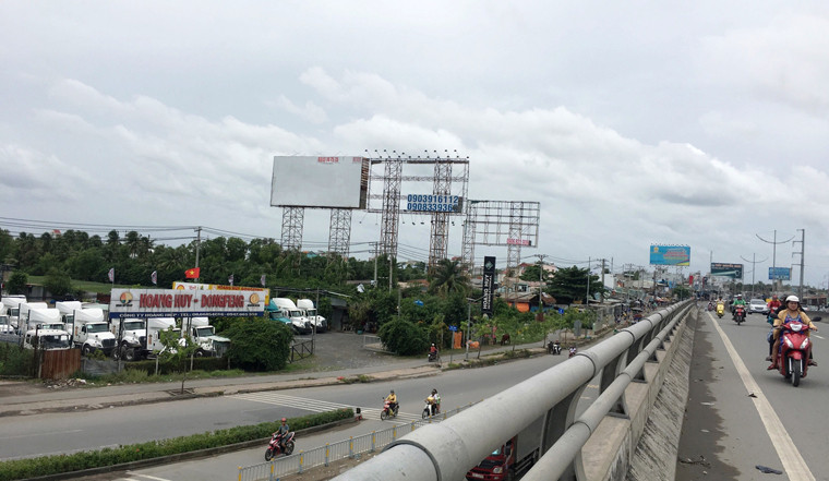 Dày đặc biển quảng cáo "khủng" trên QL1A, đoạn qua xã An Phú Tây huyện Bình Chánh không chỉ đe dọa người dân sống bên dưới mà còn đối với phương tiện lưu thông tấp nập qua lại.
