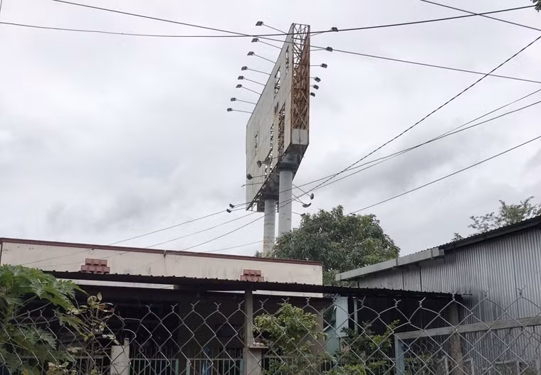 Một biển quảng cáo nằm giữa các nhà dân trên QL1A, đoạn qua huyện Bình Chánh, TP HCM.