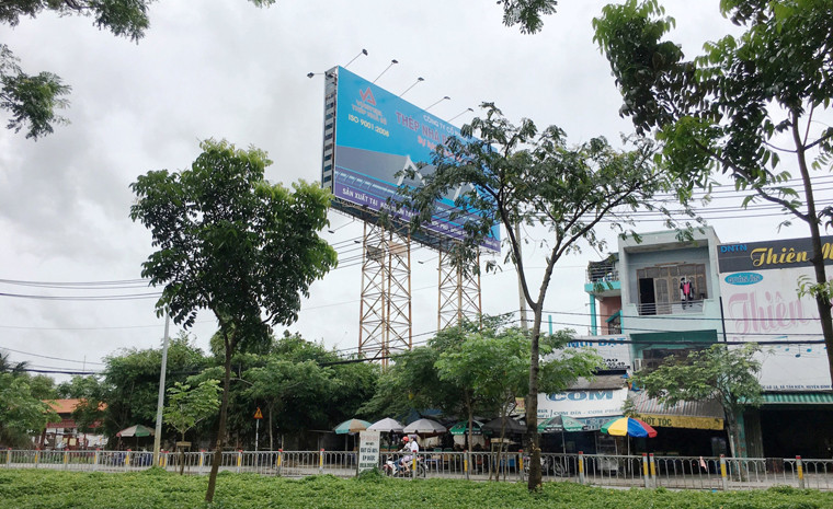 Nhiều người dân có nhà ngay dưới khu vực các doanh nghiệp lắp đặt biển quảng cáo cho biết, dù hàng loạt bảng quảng cáo xuống cấp nhưng vẫn không thấy ai có trách nhiệm đến kiểm tra, sữa chữa...
