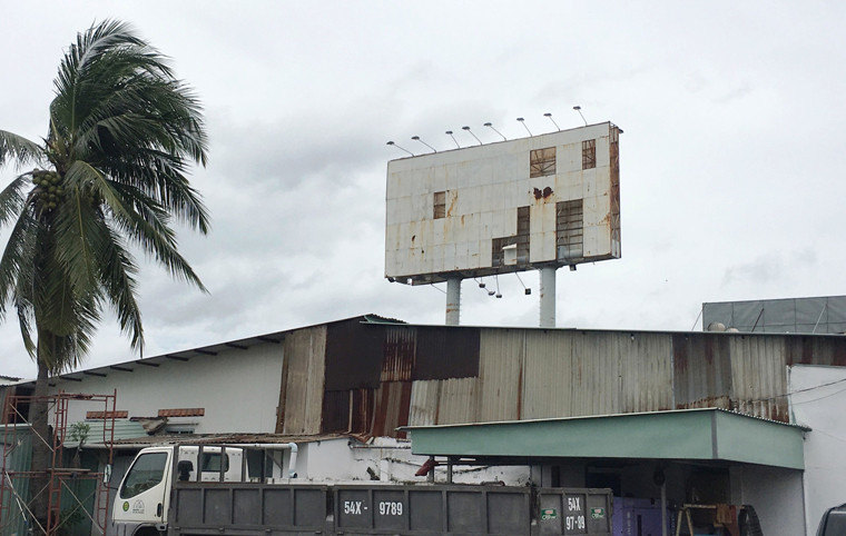 Có đến hàng chục biển quảng cáo lớn dọc theo QL1A nằm trên địa bàn xã Tân Túc, xã Bình Chánh, huyện Bình Chánh và phường An Lạc, phường Tân Tạo, quận Bình Tân đã rỉ sét, thậm chí trơ khung nhưng vẫn không được khắc phục sữa chữa. 