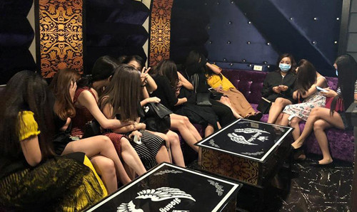 Hanh dong “kho do” cua nu tiep vien karaoke khi bi kiem tra-Hinh-5