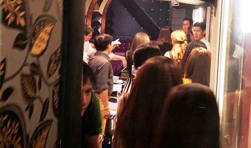 Hanh dong “kho do” cua nu tiep vien karaoke khi bi kiem tra-Hinh-2