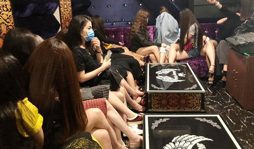 Hanh dong “kho do” cua nu tiep vien karaoke khi bi kiem tra-Hinh-4