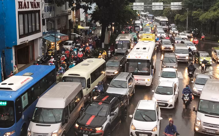 Đến tối cùng ngày, nhiều người phải khốn đốn giữa dòng vây kẹt xe, ngập nước để tìm đường trở về nhà trong cơn mưa cuối tuần.