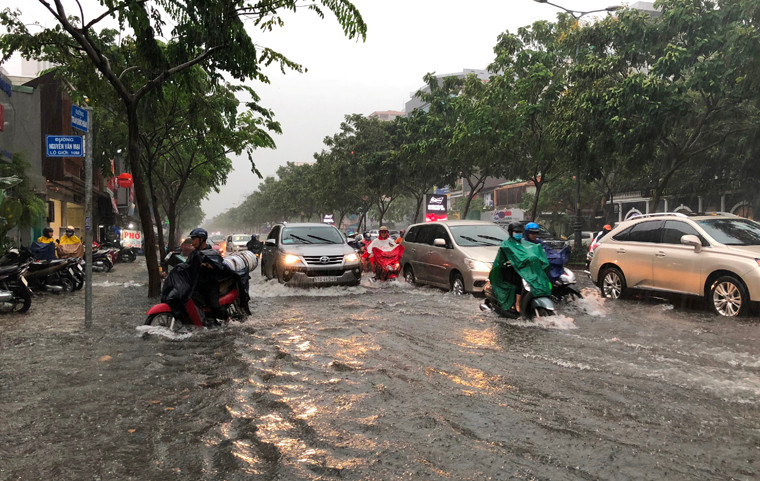 Ghi nhận của PV Kiến Thức, mưa lớn bắt đầu trút xuống TP HCM khoảng thời gian lúc 16h chiều và kéo dài đến tận tối cùng ngày.