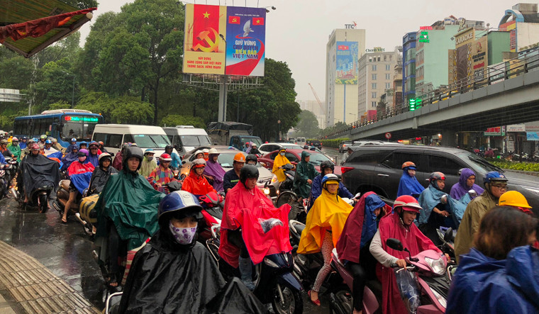 Do ảnh hưởng của việc ngập nước khiến giao thông quanh khu vực sân bay bị ùn ứ kéo dài.