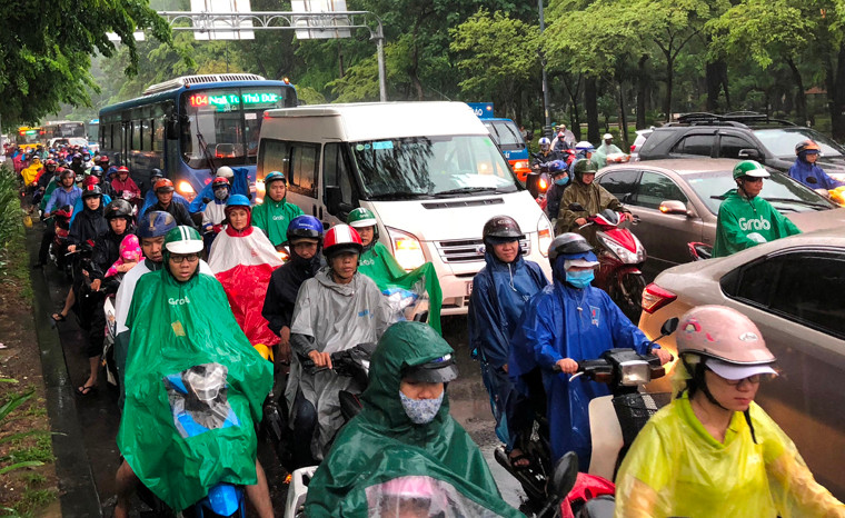 Đường ngập khiến các phương tiện lưu thông qua đây chết máy, giao thông qua khu vực ảnh hưởng nghiêm trọng.