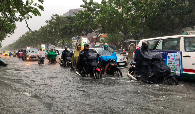 Trong và sau cơn mưa, nhiều tuyến đường ở quận Tân Bình, Gò Vấp, Phú Nhuận…chìm trong biển nước.