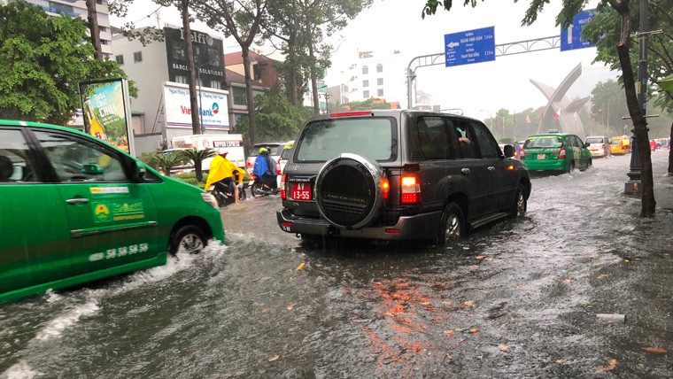 Cụ thể, tại các tuyến dẫn vào sân bay Tân Sơn Nhất như: Trường Sơn, Nguyễn Văn Trỗi…nước ngập cả 2 hướng, nhiều đoạn nước ngập đến nửa xe máy.
