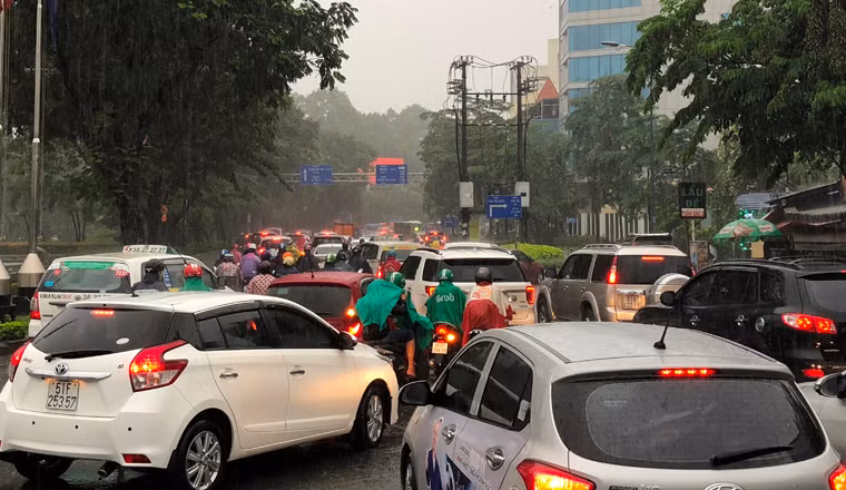 Cơn mưa như trút nước kéo dài nhiều giờ từ chiều đến tận tối 2/6 đã gây cảnh ngập nặng khắp TP HCM.