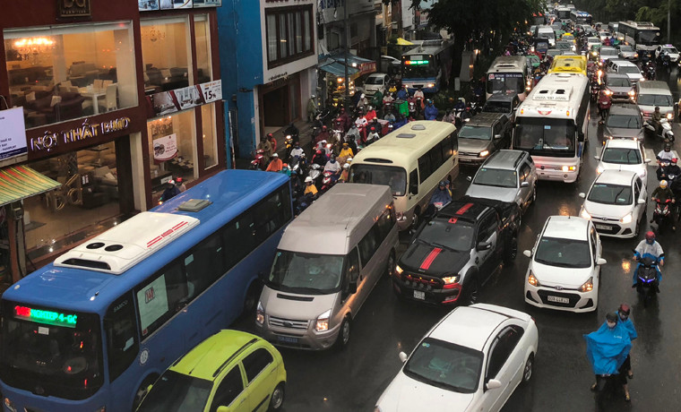 Xe cộ kẹt cứng trên hàng loạt tuyến đường ở TP HCM trong cơn mưa cực lớn kéo dài suốt buổi chiều 2/6.