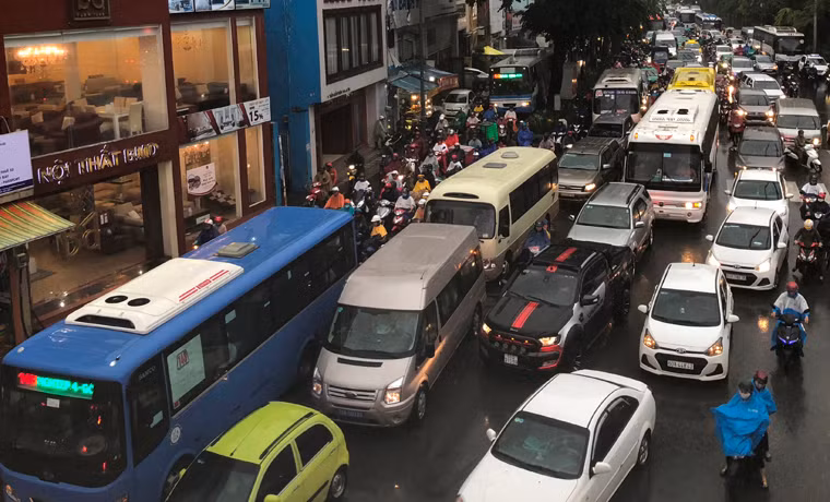 Xe cộ kẹt cứng trên hàng loạt tuyến đường ở TP HCM trong cơn mưa cực lớn kéo dài suốt buổi chiều 2/6.