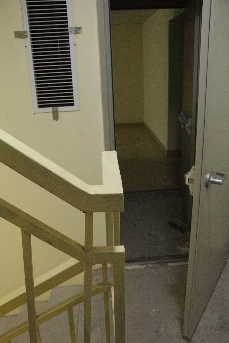 Đường dẫn ra cầu thang bộ...