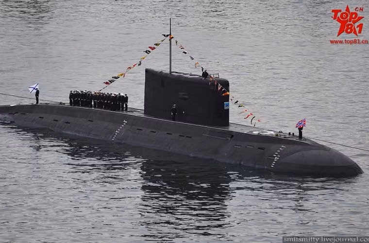 Tàu ngầm Kilo của hạm đội trong duyệt binh – hiện Hạm đội Thái Bình Dương biên chế gần 10 tàu ngầm phi hạt nhân lớp Kilo Project 877EKM.