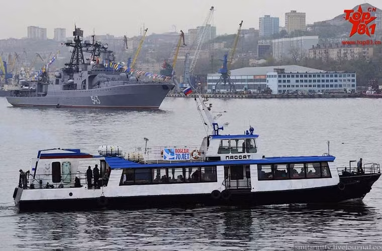 Trong ảnh là tàu khu trục chống ngầm Nguyên soái Shaposhnikov (543) dẫn đầu đội hình duyệt binh.
