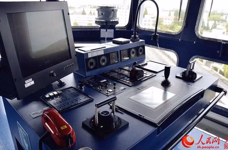 Tàu đổ bộ lớp Mistral Dixmude được khởi đóng ngày 18/4/2009, chính thức biên chế ngày 27/12/2012. Con tàu có lượng giãn nước toàn tải 21.300 tấn, dài 199m, rộng 32m, mớn nước 6,3m. So với siêu tàu đổ bộ Type 071 của Trung Quốc thì Mistral có kích thước không lớn hơn nhiều, nhưng hiện đại hơn rất rất nhiều. Ảnh: bên trong tháp điều khiển tàu đổ bộ Dixmude.