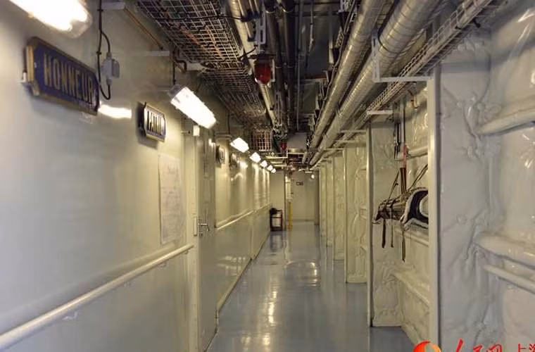 Hành lang bên trong tàu đổ bộ Mistral.