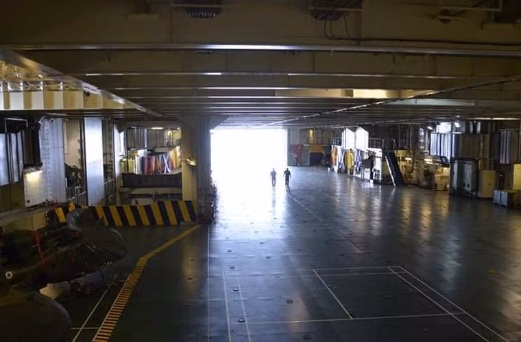 Nhân chuyến thăm này, cánh phóng viên Trung Quốc đã được phép thăm quan khám phá mọi ngõ ngách trên tàu đổ bộ Mistral mang tên Dixmude (L9015). Trong ảnh là nhà chứa máy bay bên trong tàu đổ bộ tiên tiến hàng đầu thế giới.