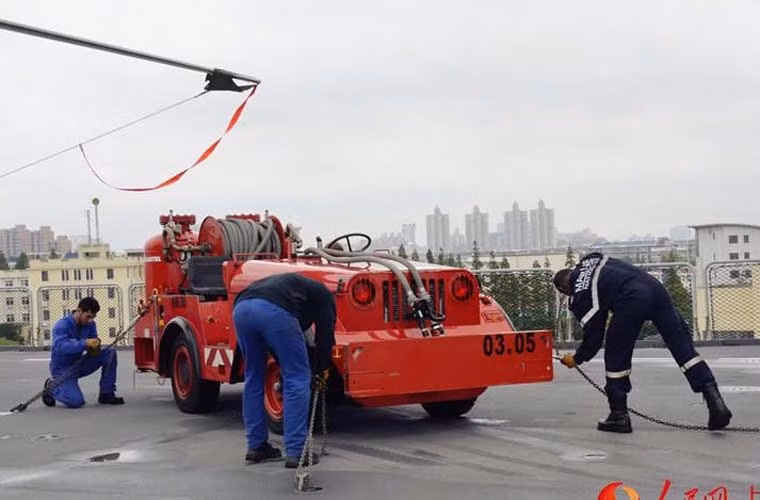 Xe tiếp nhiên liệu trên boong tàu.